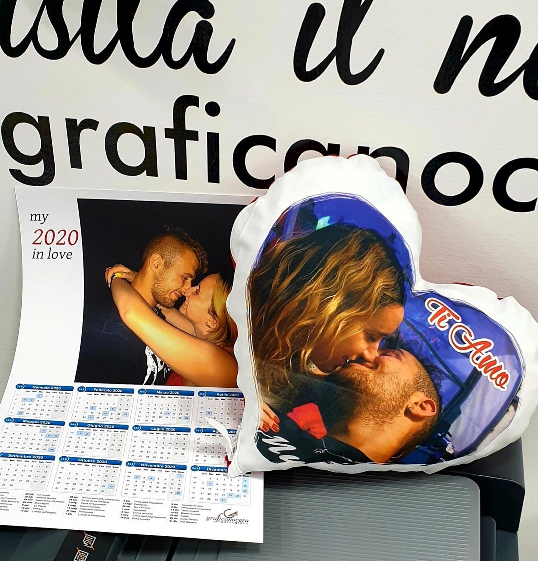 Cuscino a Forma di Cuore con Foto Personalizzata - Retro Rosso