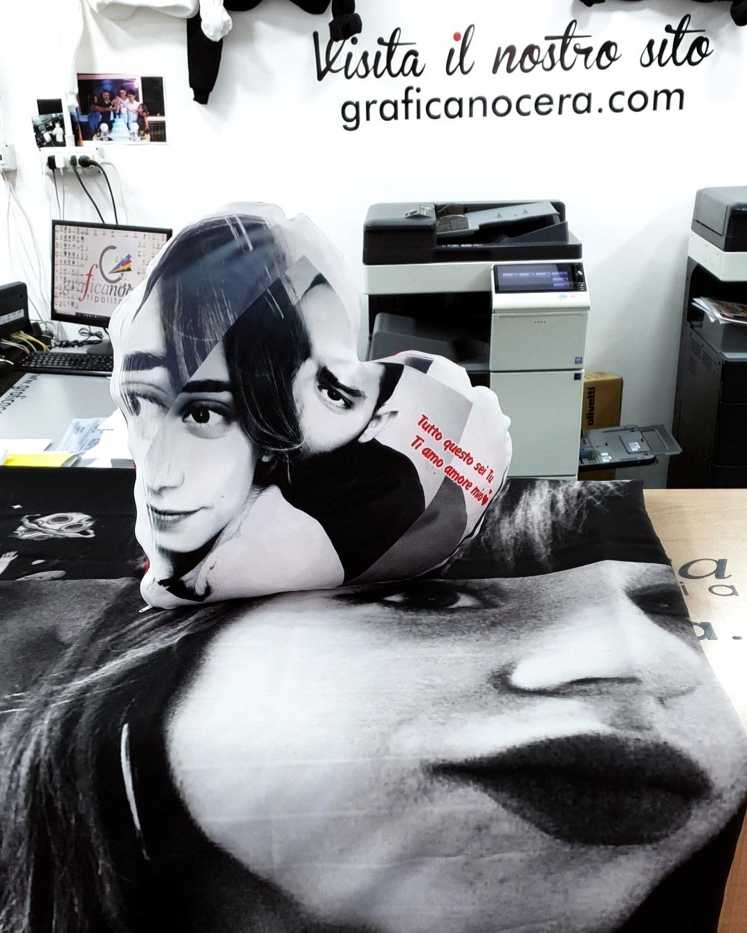 Cuscino a Forma di Cuore con Foto Personalizzata - Retro Rosso