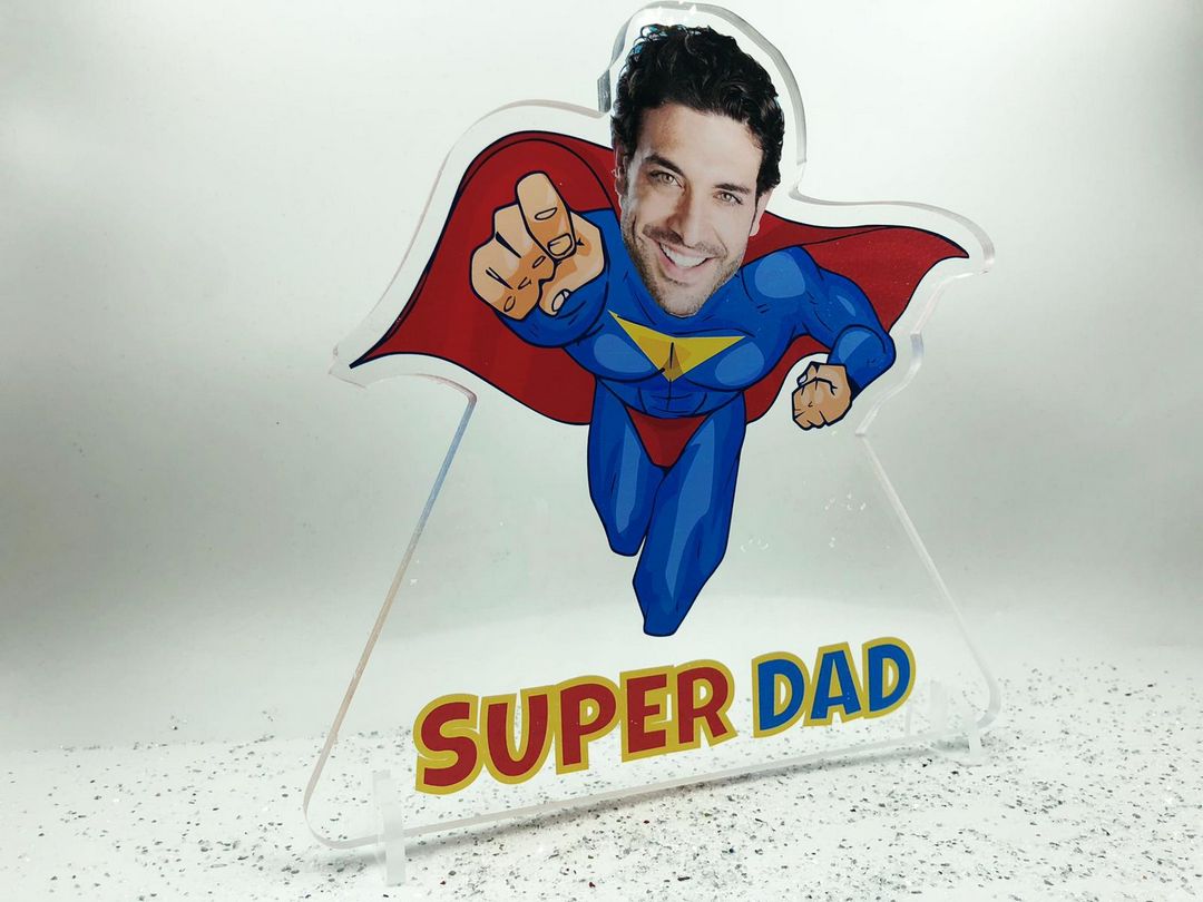 Scritta in plexiglass 30 cm. SUPER DAD con la foto personalizzata del super papà