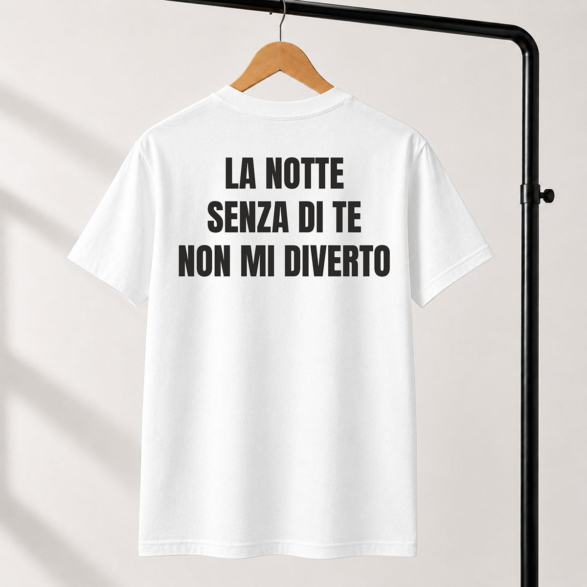 T-shirt Unisex 16 - LA NOTTE SENZA DI TE NON MI DIVERTO