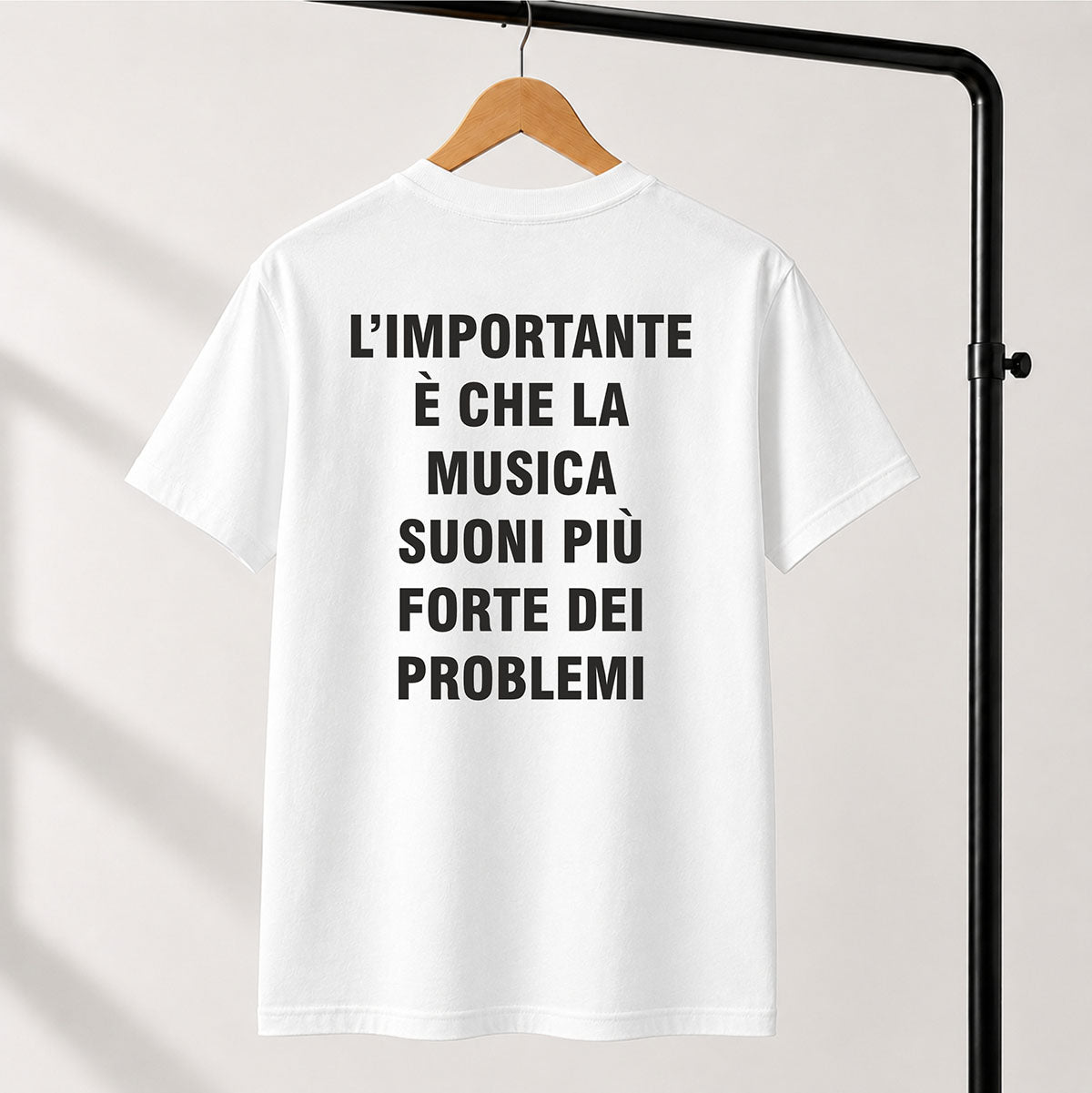 T-shirt Unisex 22 - L'IMPORTANTE È CHE LA MUSICA SUONI PIÙ FORTE DEI PROBLEMI