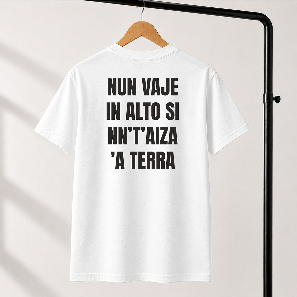T-shirt Unisex 10 - NUN VAJE IN ALTO SI NN’T’AIZA ’A TERRA