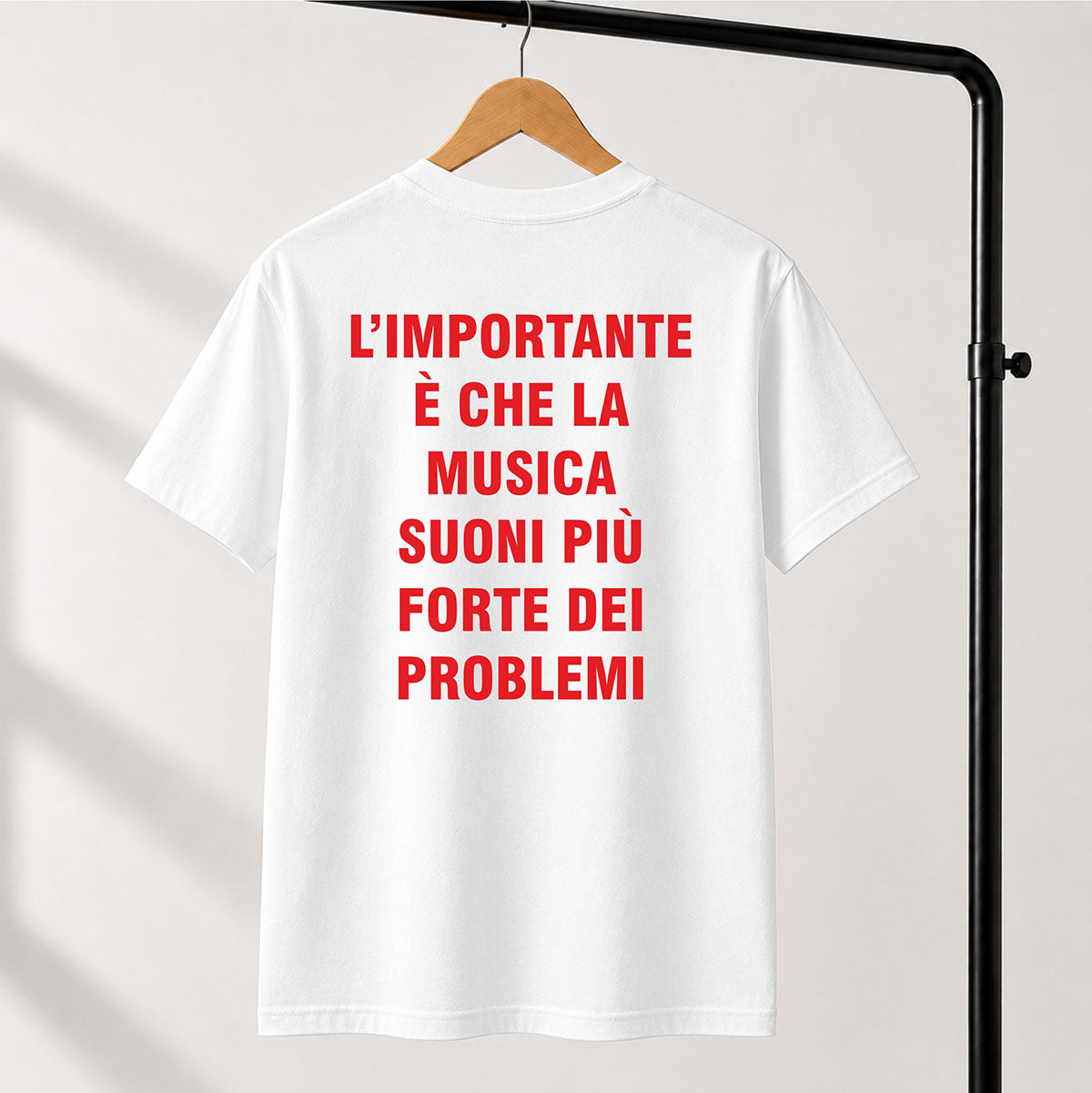 T-shirt Unisex 22 - L'IMPORTANTE È CHE LA MUSICA SUONI PIÙ FORTE DEI PROBLEMI