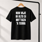 T-shirt Unisex 10 - NUN VAJE IN ALTO SI NN’T’AIZA ’A TERRA