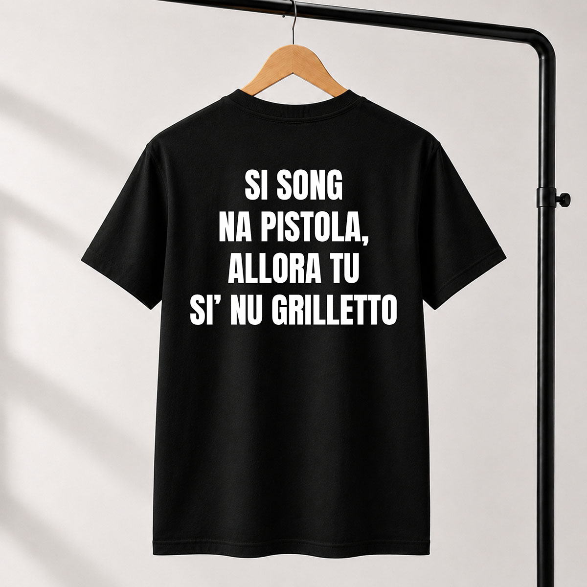 t_shirt_nera_stampa_bianca