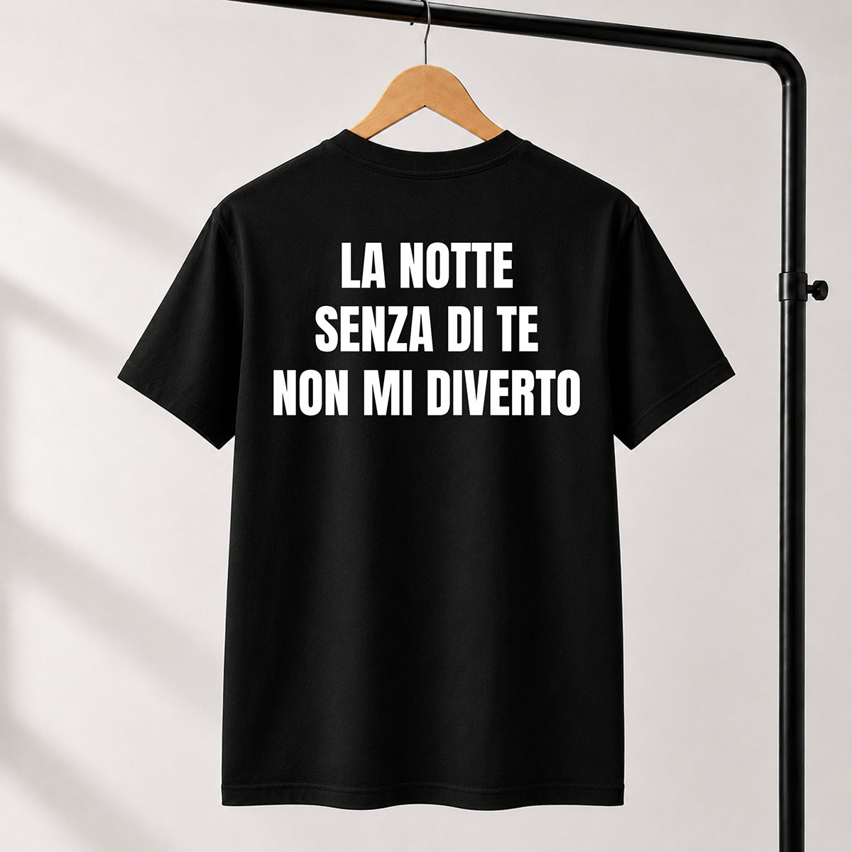 T-shirt Unisex 16 – LA NOTTE SENZA DI TE NON MI DIVERTO