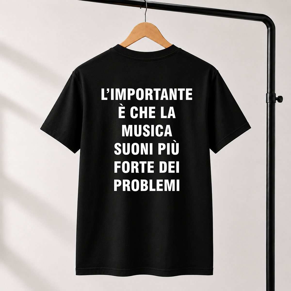 T-shirt Unisex 22 – L’IMPORTANTE È CHE LA MUSICA SUONI PIÙ FORTE DEI PROBLEMI